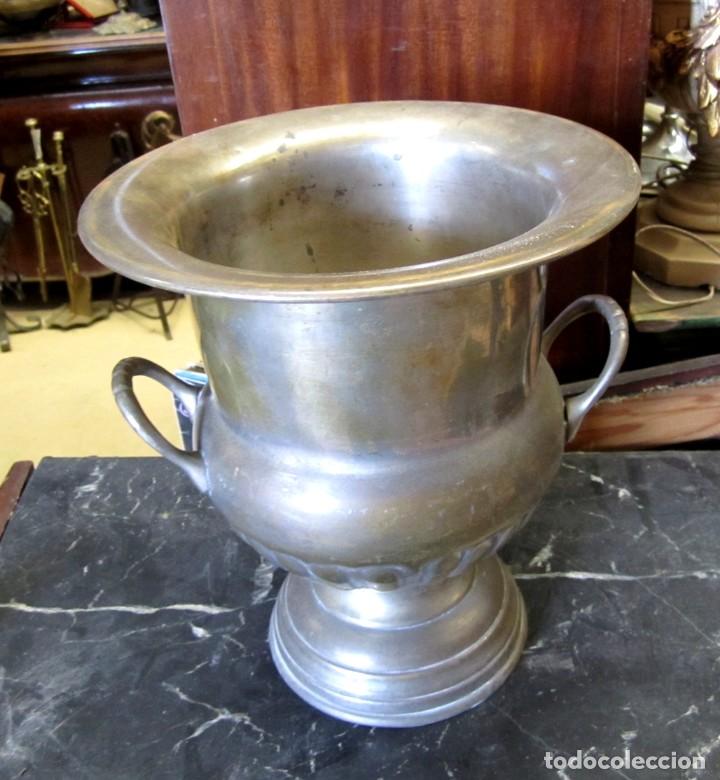 Antig&uuml;edades: Copa, trofeo, florero en metal plateado - Foto 5