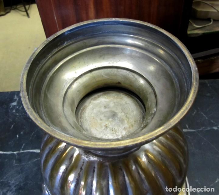 Antig&uuml;edades: Copa, trofeo, florero en metal plateado - Foto 7