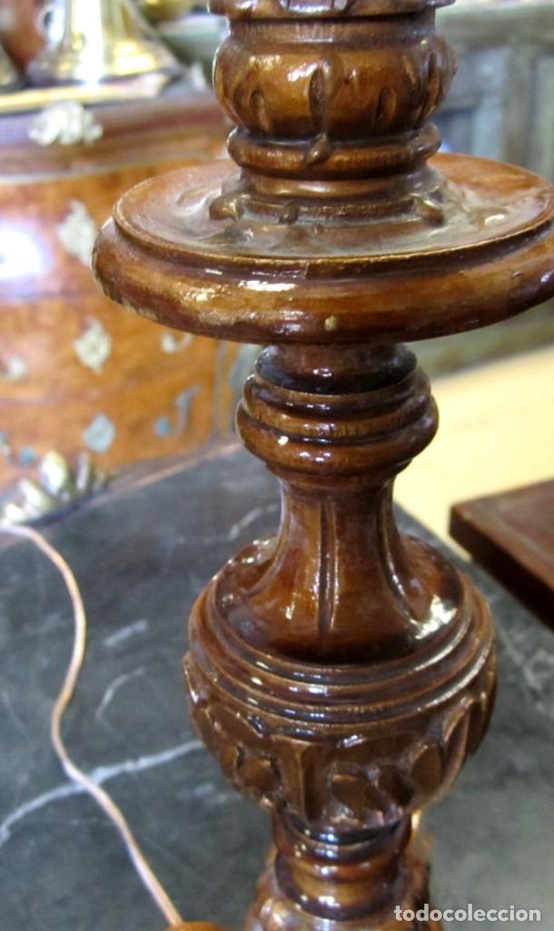 Antig&uuml;edades: Pie de lampara tipo hachero en madera tallada - Foto 4