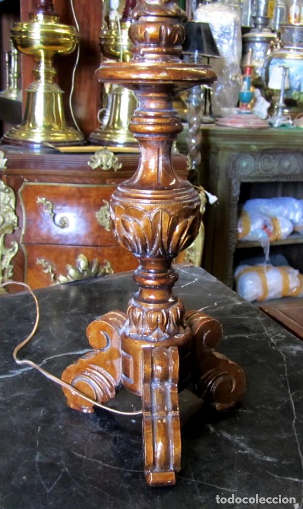 Antig&uuml;edades: Pie de lampara tipo hachero en madera tallada - Foto 5