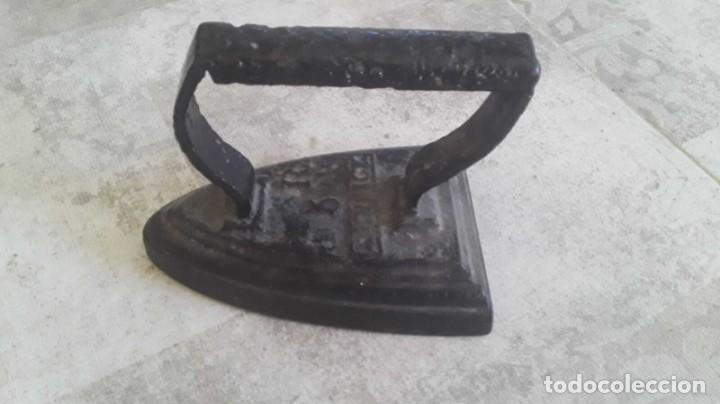 Antig&uuml;edades: plancha antigua de hierro forjado - Foto 1