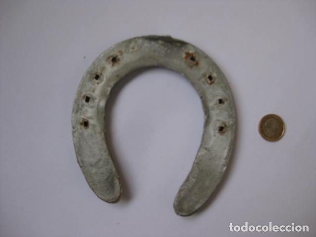 Antig&uuml;edades: HERRADURA DE ALUMINIO - Foto 2