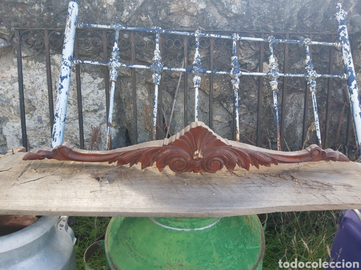 Oggetti Antichi: Copete de armario muy decorativo, de madera.