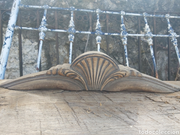 Antig&uuml;edades: Copete de madera con forma de concha. - Foto 1
