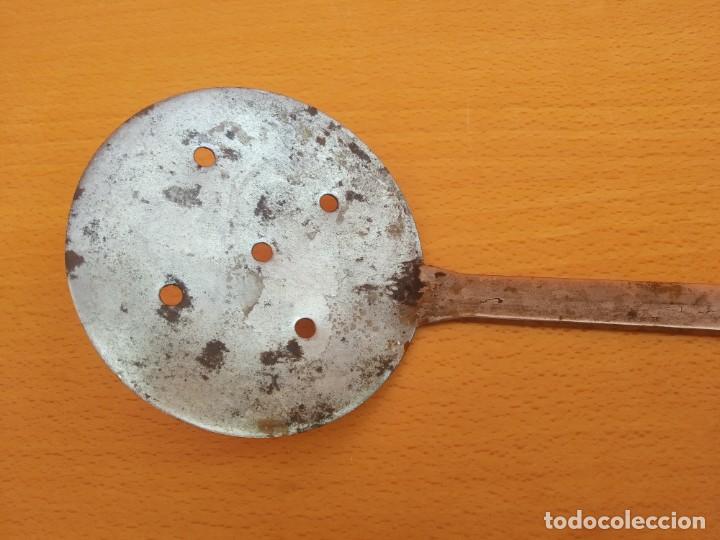 Antig&uuml;edades: RASERA - ESPUMADERA - BADILA DE FORJA - Foto 2