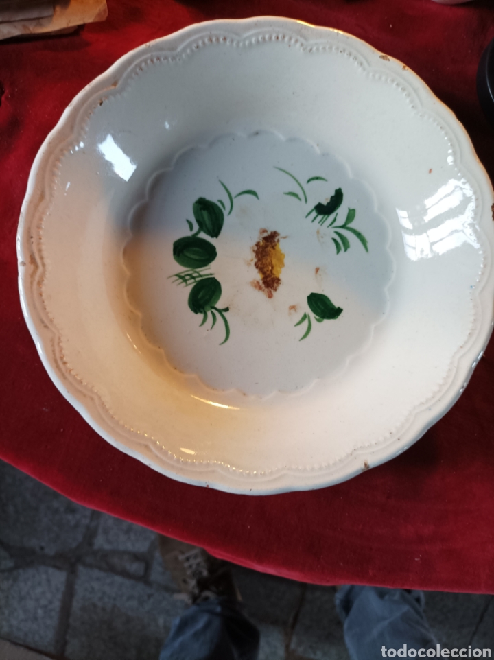 Antig&uuml;edades: Ensaladera en relieve y pintada a mano - Foto 1