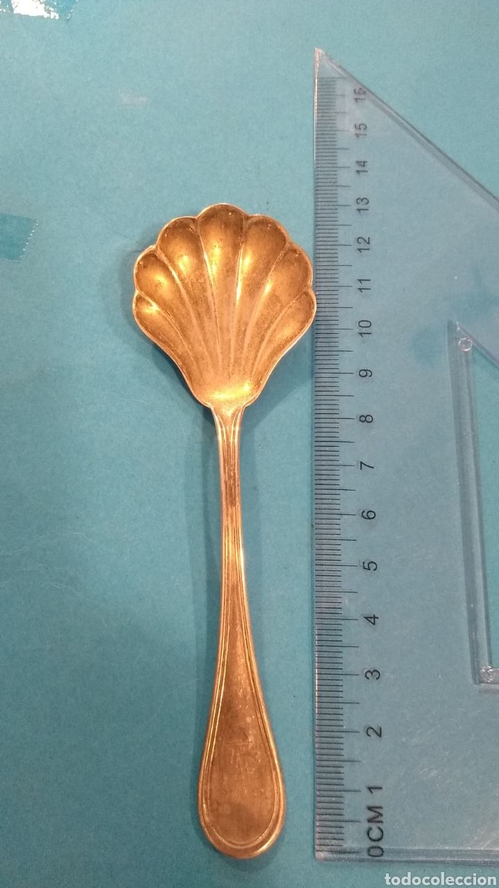 Antig&uuml;edades: Cucharilla plata en forma de concha con iniciales - Foto 1