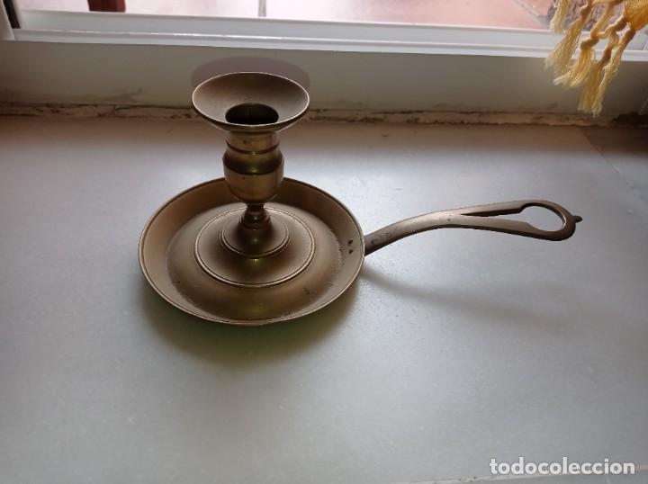 Antig&uuml;edades: PORTAVELAS ANTIGUA DE BRONCE - Foto 2