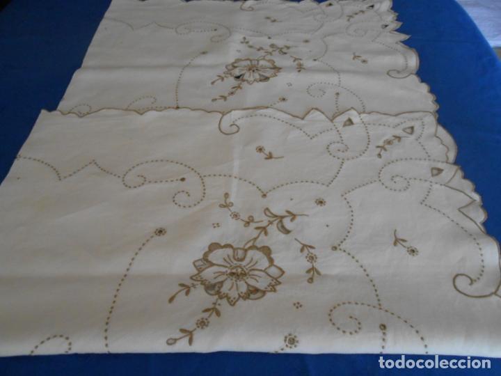 Antigüedades: Mantel / Tapete antiquo,LINO BEIGE bordado de Madeira a mano,años 70. 125 x 135 cm - Foto 5 - 291475983