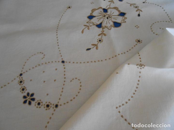 Antigüedades: Mantel / Tapete antiquo,LINO BEIGE bordado de Madeira a mano,años 70. 125 x 135 cm - Foto 7 - 291475983
