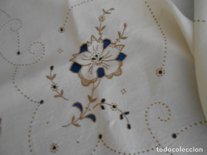 Antigüedades: Mantel / Tapete antiquo,LINO BEIGE bordado de Madeira a mano,años 70. 125 x 135 cm - Foto 8 - 291475983