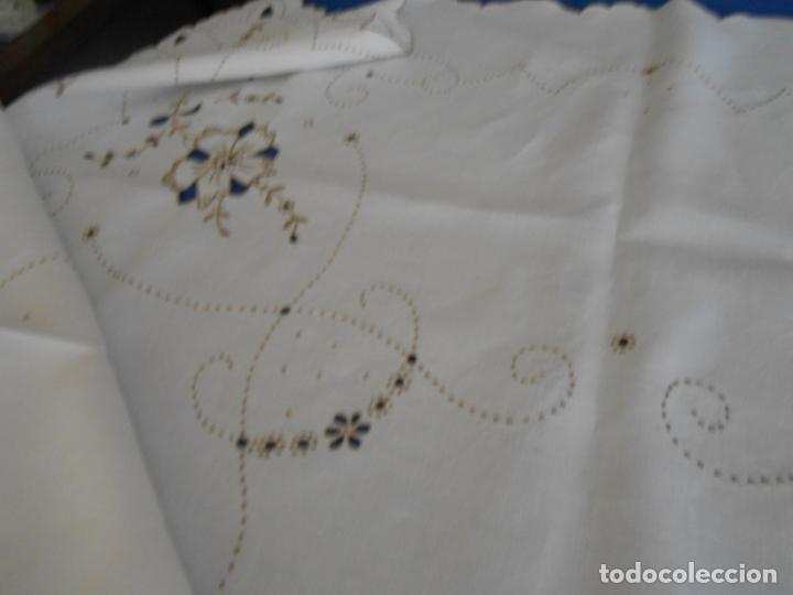 Antigüedades: Mantel / Tapete antiquo,LINO BEIGE bordado de Madeira a mano,años 70. 125 x 135 cm - Foto 9 - 291475983