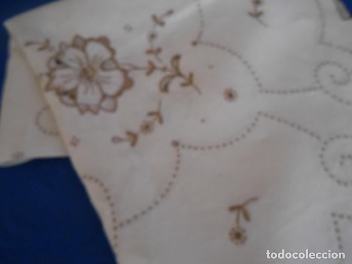 Antigüedades: Mantel / Tapete antiquo,LINO BEIGE bordado de Madeira a mano,años 70. 125 x 135 cm - Foto 10 - 291475983
