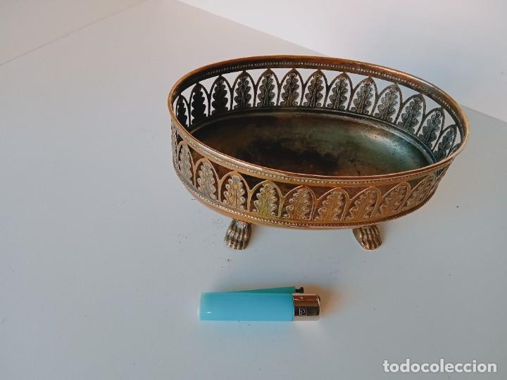 Antig&uuml;edades: Centro de mesa o macetero de lat&oacute;n - Foto 2