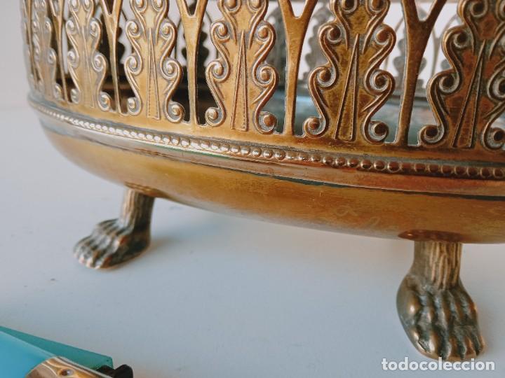 Antig&uuml;edades: Centro de mesa o macetero de lat&oacute;n - Foto 3