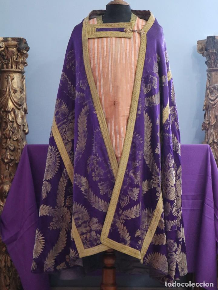 Antigüedades: Capa pluvial confeccionada en seda estampada con motivos religiosos. Hacia 1900. - Foto 1 - 291546603