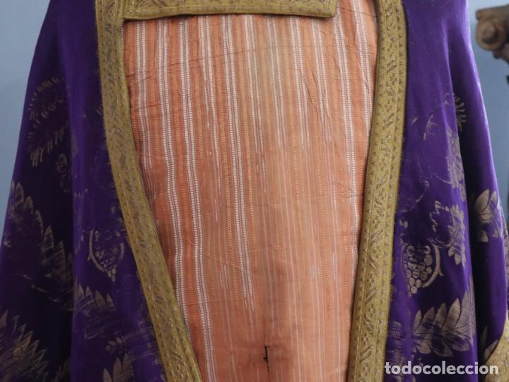 Antigüedades: Capa pluvial confeccionada en seda estampada con motivos religiosos. Hacia 1900. - Foto 4 - 291546603
