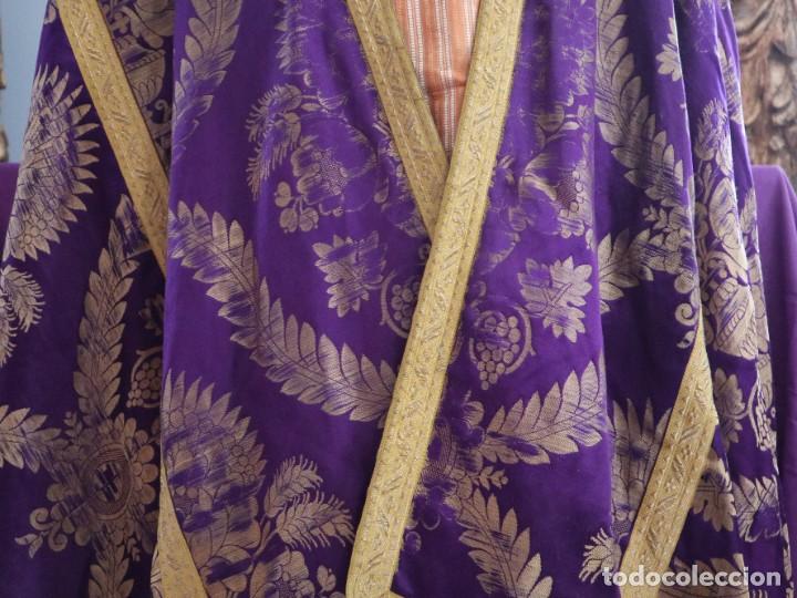 Antigüedades: Capa pluvial confeccionada en seda estampada con motivos religiosos. Hacia 1900. - Foto 6 - 291546603