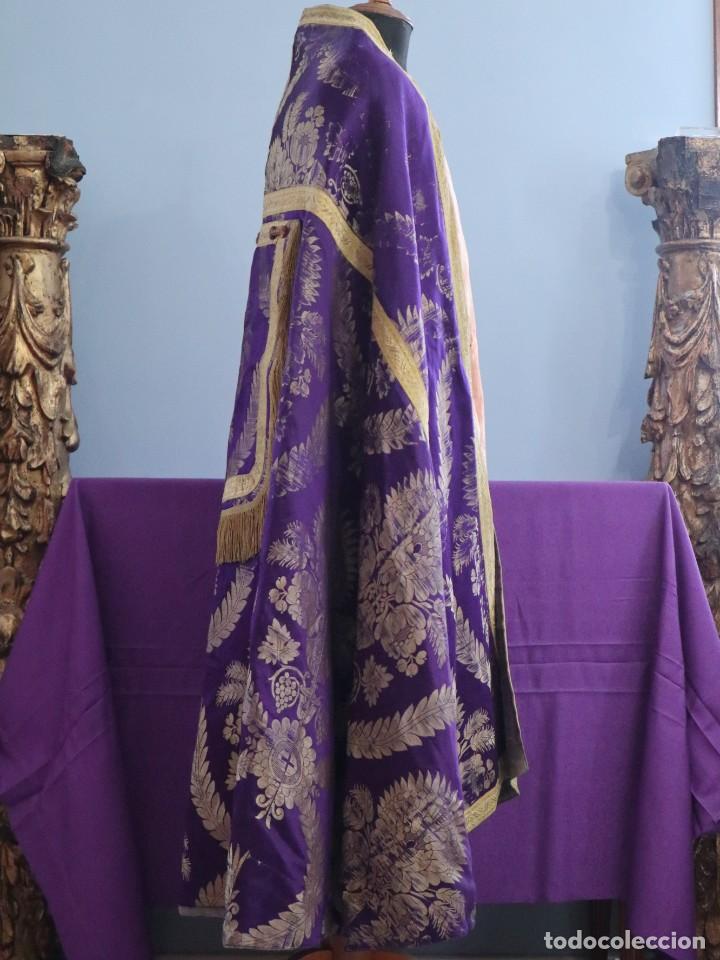 Antigüedades: Capa pluvial confeccionada en seda estampada con motivos religiosos. Hacia 1900. - Foto 7 - 291546603