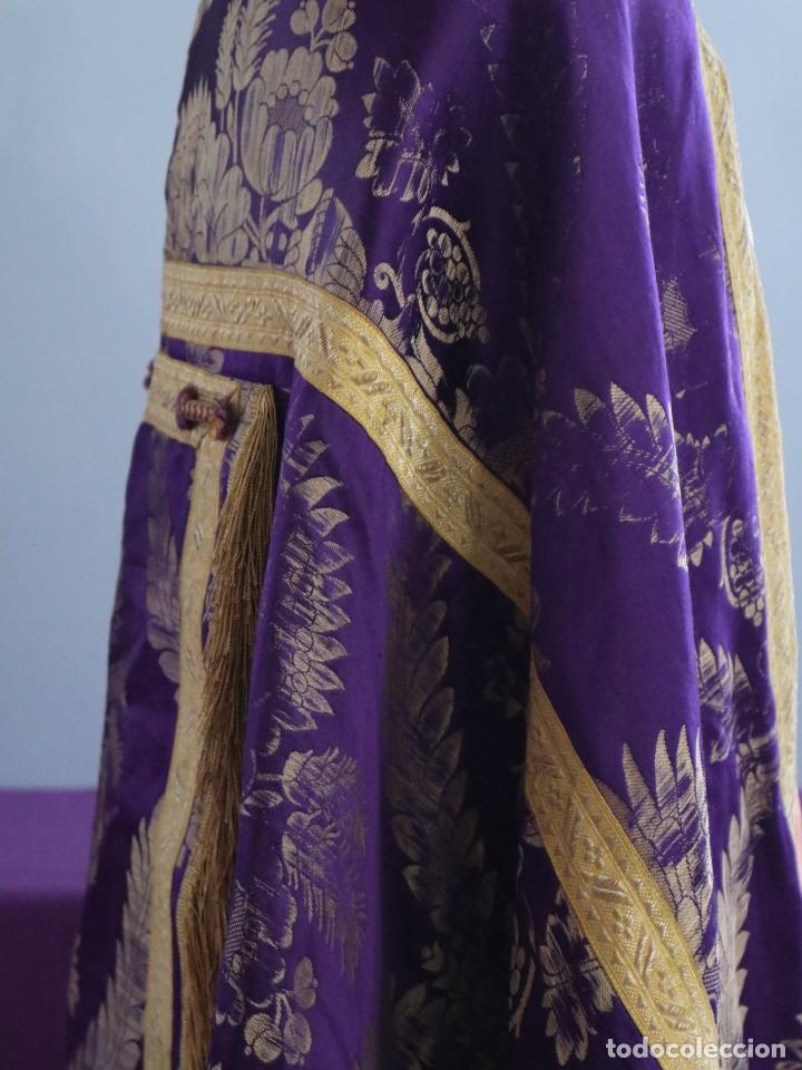 Antigüedades: Capa pluvial confeccionada en seda estampada con motivos religiosos. Hacia 1900. - Foto 9 - 291546603