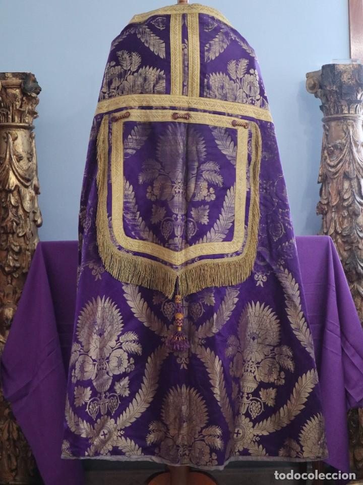 Antigüedades: Capa pluvial confeccionada en seda estampada con motivos religiosos. Hacia 1900. - Foto 11 - 291546603