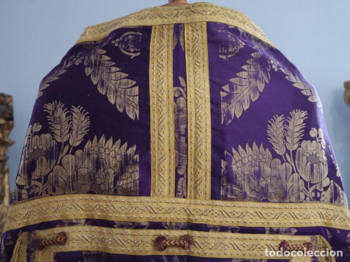 Antigüedades: Capa pluvial confeccionada en seda estampada con motivos religiosos. Hacia 1900. - Foto 13 - 291546603