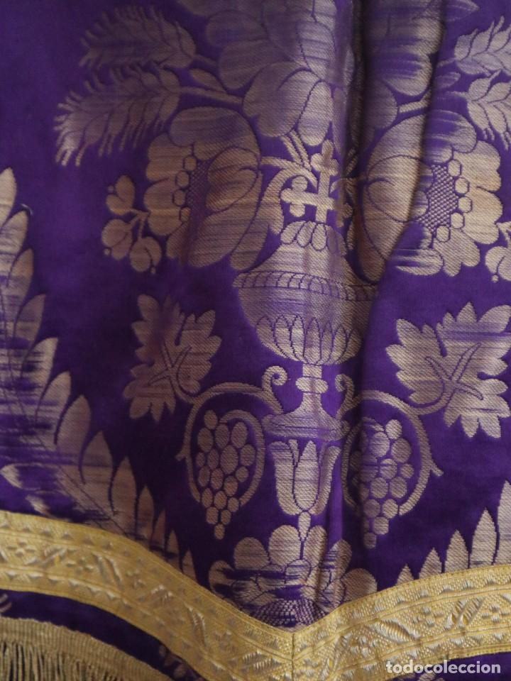 Antigüedades: Capa pluvial confeccionada en seda estampada con motivos religiosos. Hacia 1900. - Foto 15 - 291546603