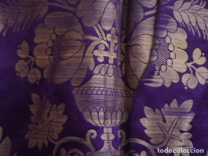 Antigüedades: Capa pluvial confeccionada en seda estampada con motivos religiosos. Hacia 1900. - Foto 16 - 291546603