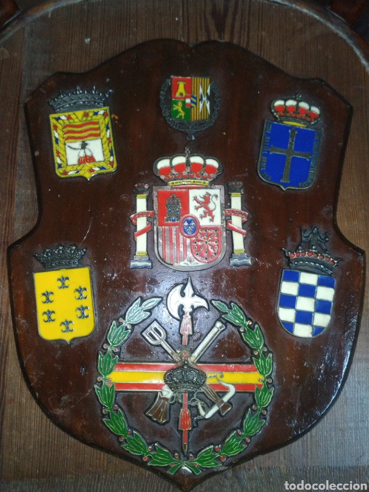 Antig&uuml;edades: Metopa con escudos varios &eacute;poca Franquista esmaltados .