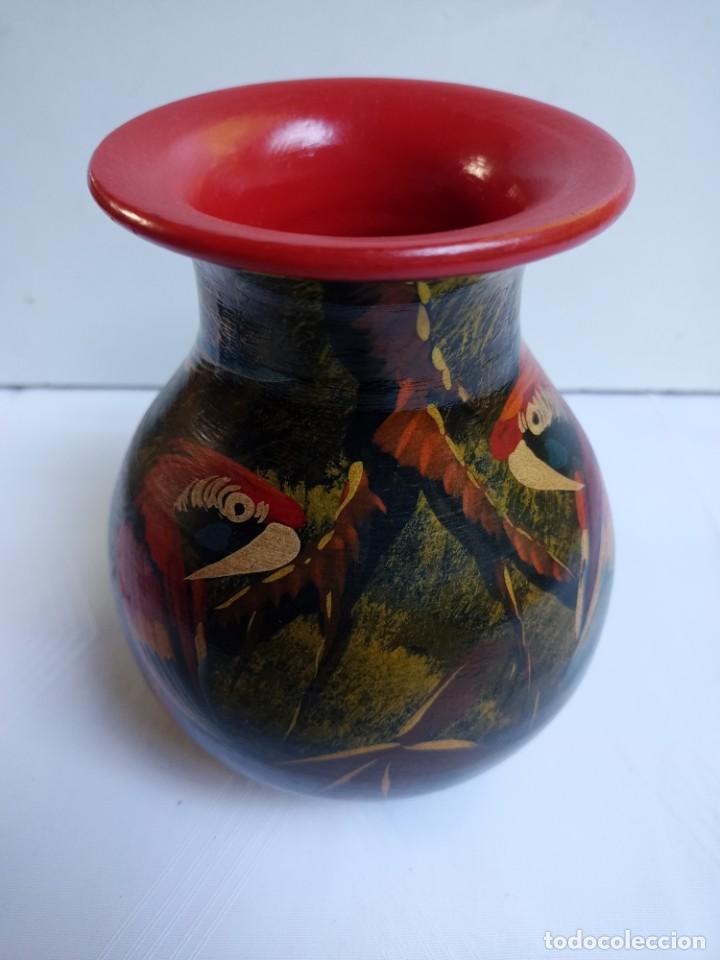 Antig&uuml;edades: Vasija pintada a mano y firmada en un lateral. Motivo tropical con vegetaci&oacute;n y aves tropicales