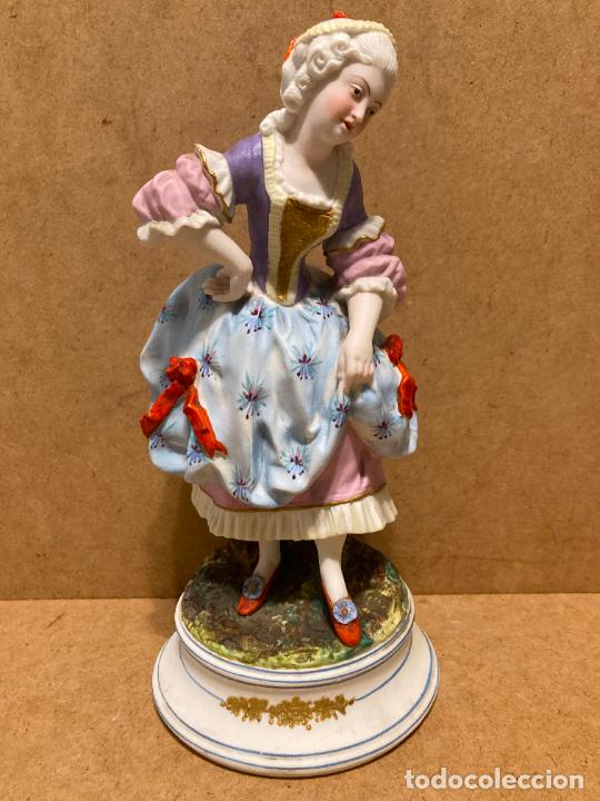 Antig&uuml;edades: Biscuit centroeuropeo representando a mujer en actitud de baile - Foto 1
