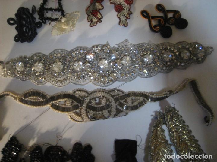 Antigüedades: lote 16 aplicaciones encaje puntilla para decoracion de vestido pedreria azabache cuentas ... - Foto 2 - 291866298