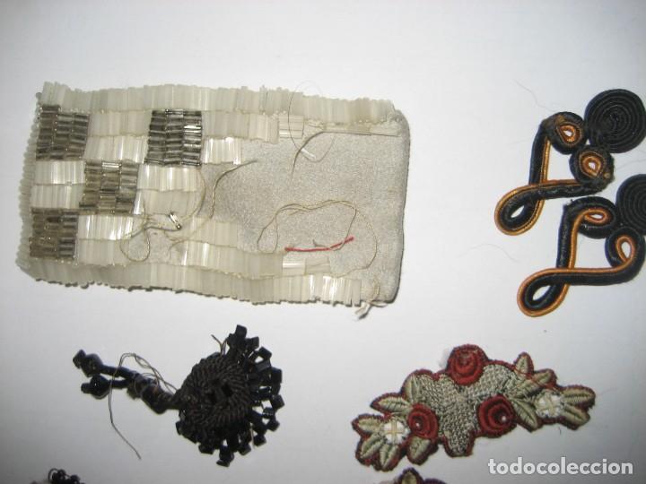 Antigüedades: lote 16 aplicaciones encaje puntilla para decoracion de vestido pedreria azabache cuentas ... - Foto 6 - 291866298