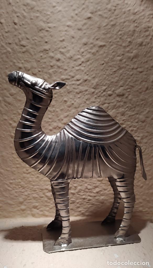 Antig&uuml;edades: GRAN FIGURA DROMEDARIO DE LATON - Foto 1