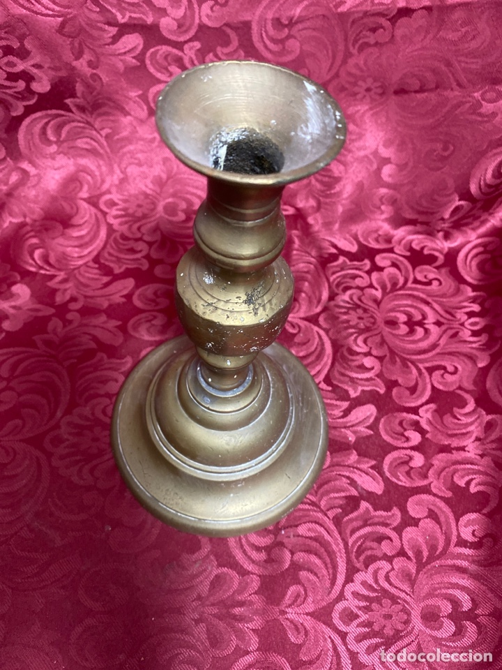 Antig&uuml;edades: Candelabro de bronce de finales Siglo XIX. Base redonda. - Foto 2