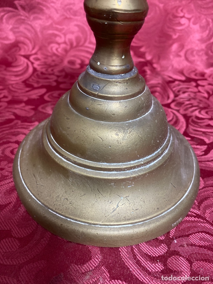 Antig&uuml;edades: Candelabro de bronce de finales Siglo XIX. Base redonda. - Foto 3