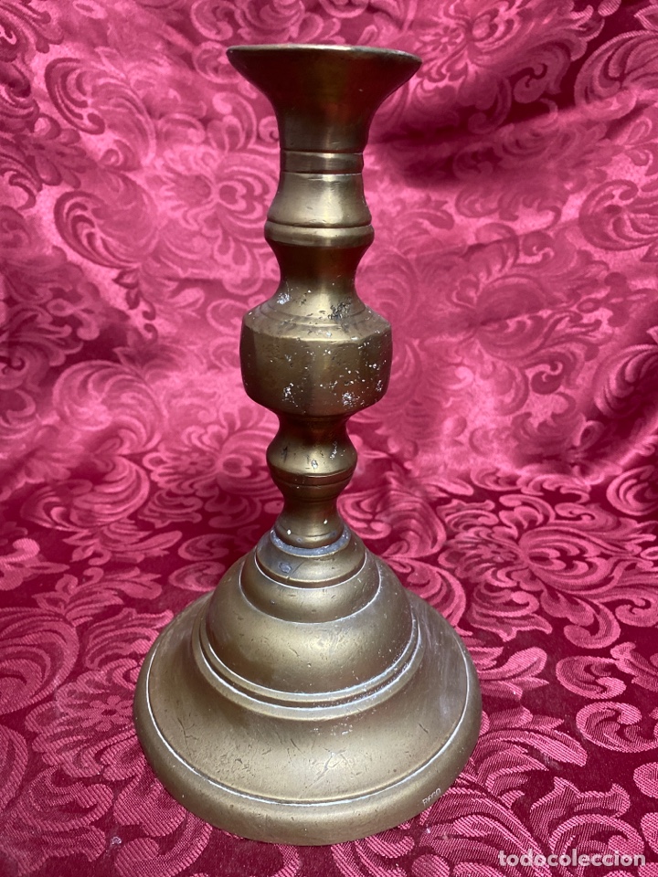 Antig&uuml;edades: Candelabro de bronce de finales Siglo XIX. Base redonda. - Foto 1