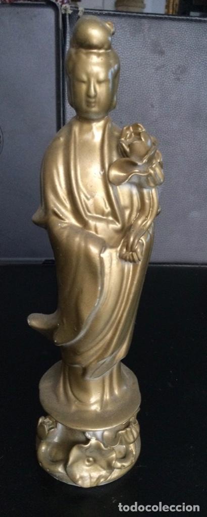 Antig&uuml;edades: Buda en porcelana. Mide 20 cm. Le falta una mano