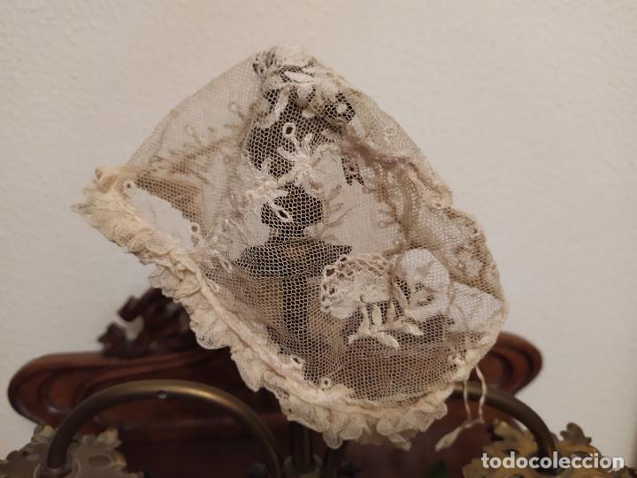 Antig&uuml;edades: GORRITO DE BEBE DE CRISTIANAR DE ENCAJE HECHO A MANO - Foto 1