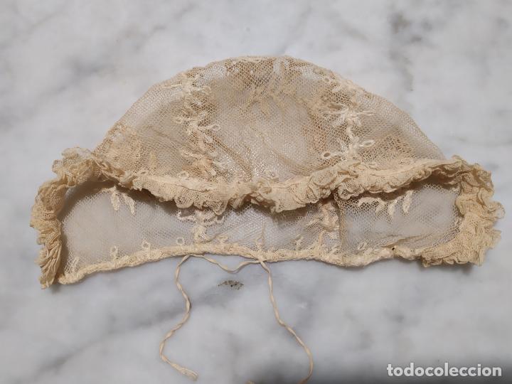 Antig&uuml;edades: GORRITO DE BEBE DE CRISTIANAR DE ENCAJE HECHO A MANO - Foto 3