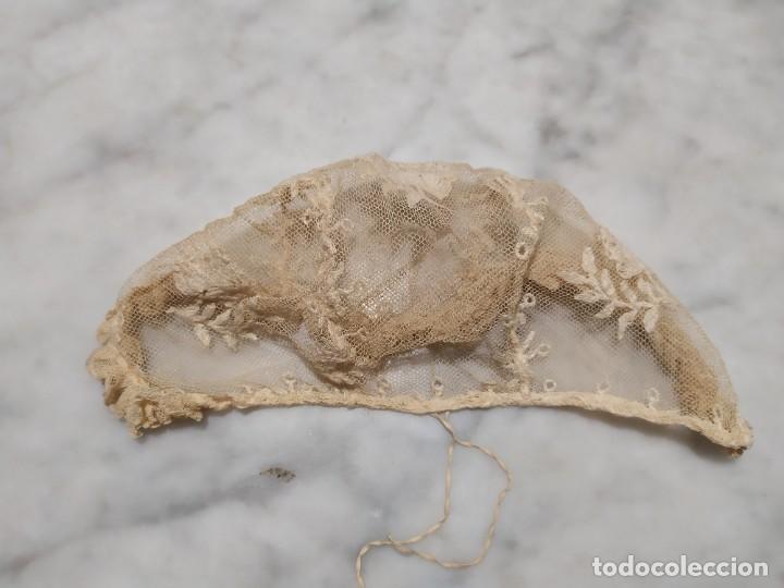 Antig&uuml;edades: GORRITO DE BEBE DE CRISTIANAR DE ENCAJE HECHO A MANO - Foto 4