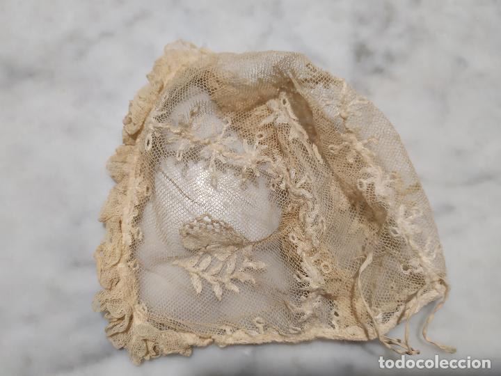 Antig&uuml;edades: GORRITO DE BEBE DE CRISTIANAR DE ENCAJE HECHO A MANO - Foto 5
