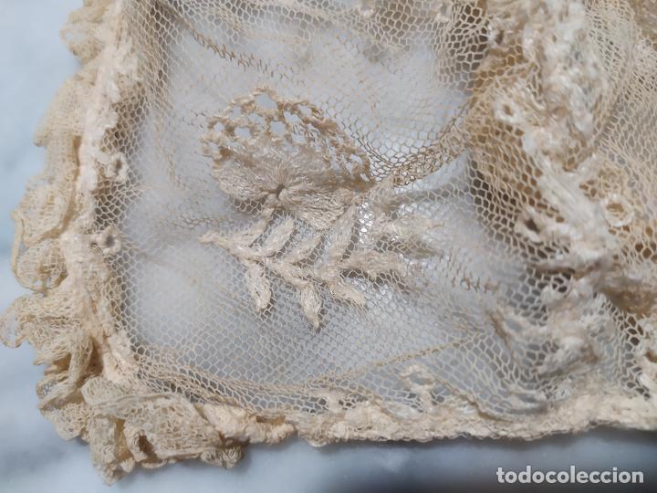 Antig&uuml;edades: GORRITO DE BEBE DE CRISTIANAR DE ENCAJE HECHO A MANO - Foto 6