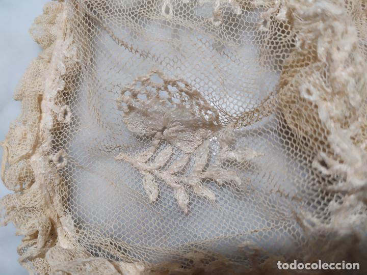 Antig&uuml;edades: GORRITO DE BEBE DE CRISTIANAR DE ENCAJE HECHO A MANO - Foto 7