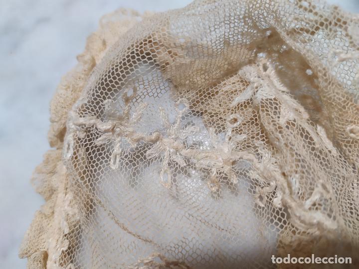 Antig&uuml;edades: GORRITO DE BEBE DE CRISTIANAR DE ENCAJE HECHO A MANO - Foto 8