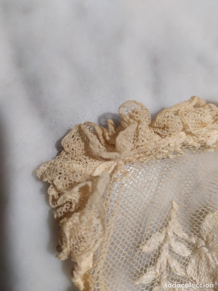 Antig&uuml;edades: GORRITO DE BEBE DE CRISTIANAR DE ENCAJE HECHO A MANO - Foto 9