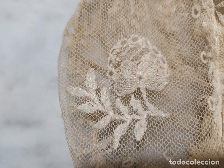 Antig&uuml;edades: GORRITO DE BEBE DE CRISTIANAR DE ENCAJE HECHO A MANO - Foto 10