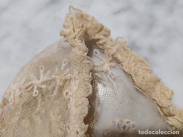 Antig&uuml;edades: GORRITO DE BEBE DE CRISTIANAR DE ENCAJE HECHO A MANO - Foto 11