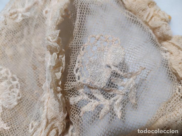 Antig&uuml;edades: GORRITO DE BEBE DE CRISTIANAR DE ENCAJE HECHO A MANO - Foto 12
