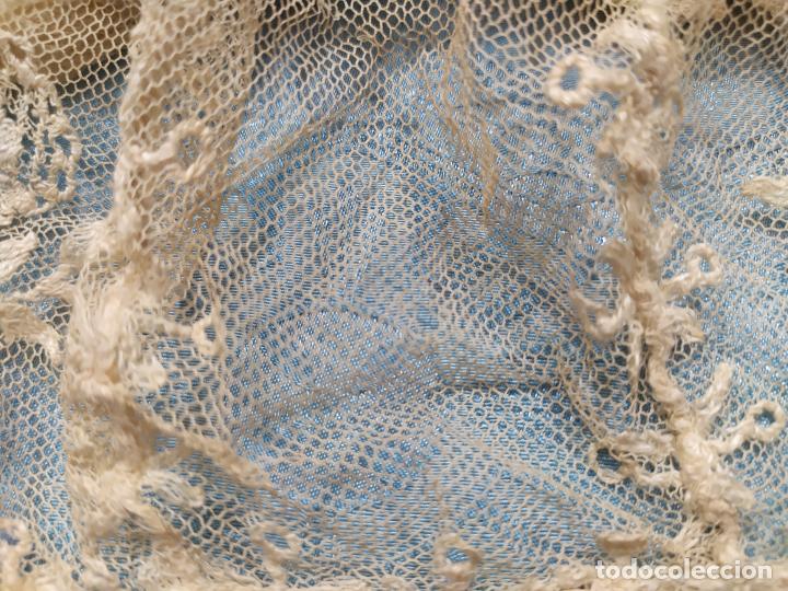 Antig&uuml;edades: GORRITO DE BEBE DE CRISTIANAR DE ENCAJE HECHO A MANO - Foto 13